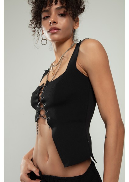 SİYAH KADIN SPOR OMUZDAN ZİNCİRLİ KUŞ GÖZÜ ZİNCİR BAĞLAMALI KARE YAKA TRİKO ATLET BÜSTİYER CROP TOP