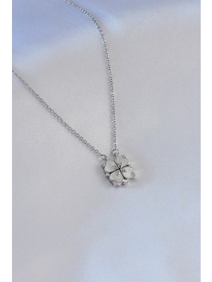 Clariss 316L Çelik Gümüş Renk Açılır Yonca Model Zirkon Taşlı Kadın Kolye