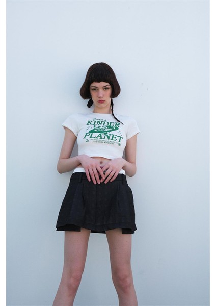 Create A Kinder Planet Baskılı Beyaz Crop modelleri