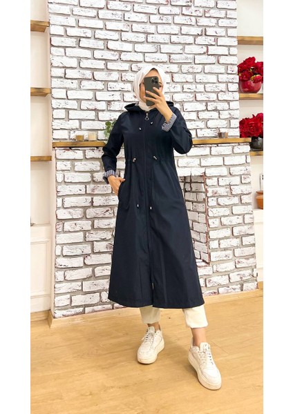 Lacivert Içi Çizgili ve Kendinden Astarlı Su Geçirmez Kadın Trençkot modelleri