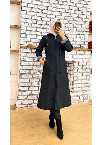 Siyah Içi Çizgili ve Kendinden Astarlı Su Geçirmez Kadın Trençkot