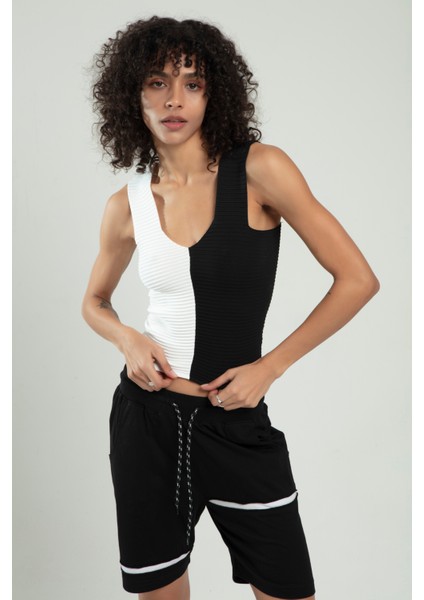 Beyaz-siyah Iki Renkli Kadın Spor Askılı V Yaka Yığma Desen Triko Atlet Crop Top Bluz SFYZ1004
