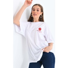 Moviment Kadın Beyaz Sırtı Kırmızı Baskılı Oversize Bisiklet Yaka Örme T-Shirt