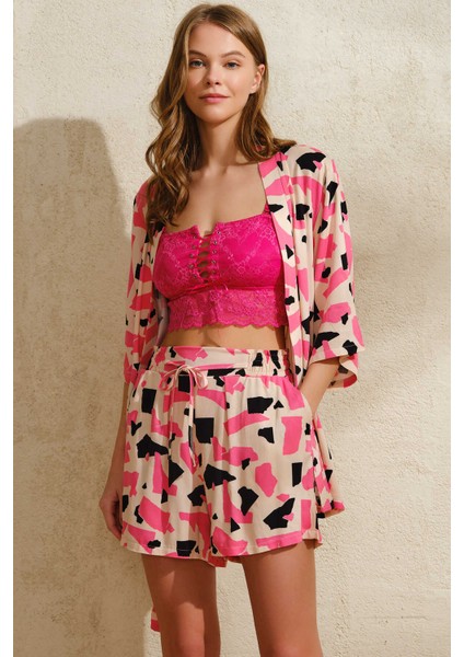 Kadın Şeker Pembesi Dokuma Viskon Geometrik Baskılı Sabahlık Büstiyer Şort Pijama 3'lü Takım 5743