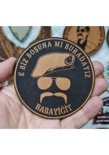 E Biz Boşunamı Buradayız Babayiğit Deri Peç - Siyah Arma - Askeri Patch 8 cm Çap