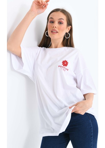 Kadın Beyaz Sırtı Kırmızı Baskılı Oversize Bisiklet Yaka Örme T-Shirt