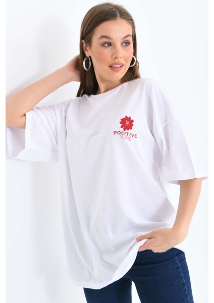 Kadın Beyaz Sırtı Kırmızı Baskılı Oversize Bisiklet Yaka Örme T-Shirt fiyatları