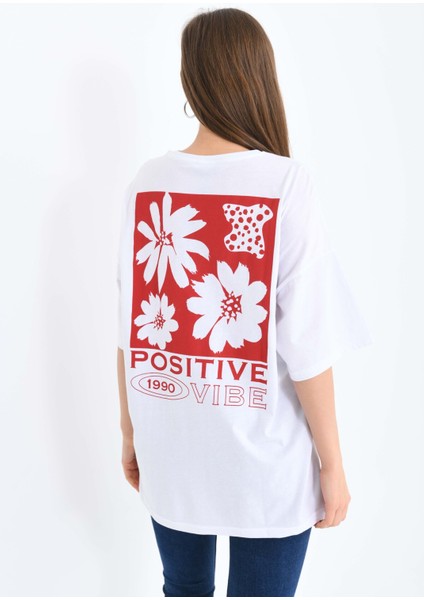 Kadın Beyaz Sırtı Kırmızı Baskılı Oversize Bisiklet Yaka Örme T-Shirt modelleri