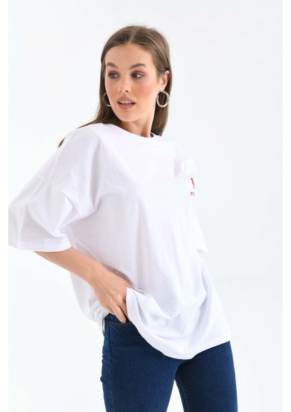 Kadın Beyaz Sırtı Kırmızı Baskılı Oversize Bisiklet Yaka Örme T-Shirt fırsatları