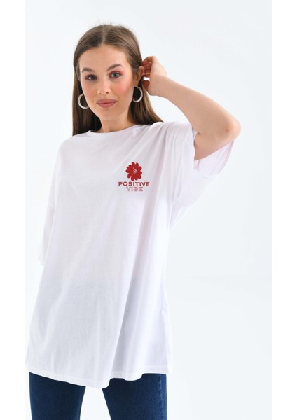 Kadın Beyaz Sırtı Kırmızı Baskılı Oversize Bisiklet Yaka Örme T-Shirt indirimleri