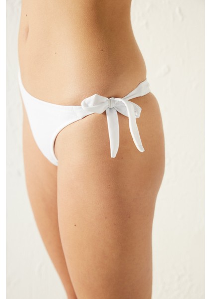 Basic Beyaz String Bikini Altı