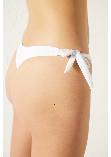Basic Beyaz String Bikini Altı fiyatları