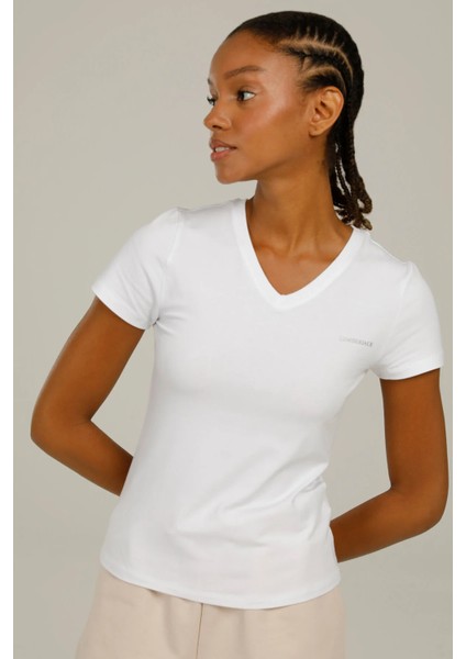 V Yaka Regular Fit Beyaz Kadın T-Shirt 2SCT1323FX indirimleri