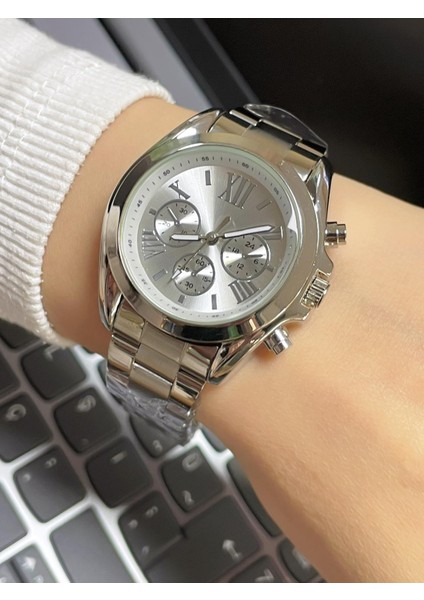 Roma Rakamlı Kadın Kol Saati Renkli Kasa ve Kordon ile Günlük Kullanım İçin modelleri