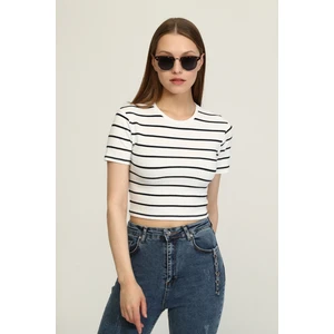 Mat Collection Kadın Ekru Bisiklet Yaka Basic Crop T-Shirt