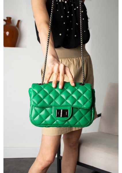 Kadın Kapitone Desenli Zincir Askılı Astarlı Çanta LF-5014