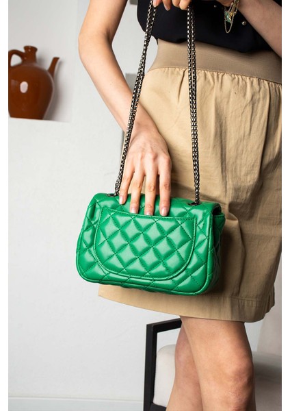 Kadın Kapitone Desenli Zincir Askılı Astarlı Çanta LF-5014 modelleri