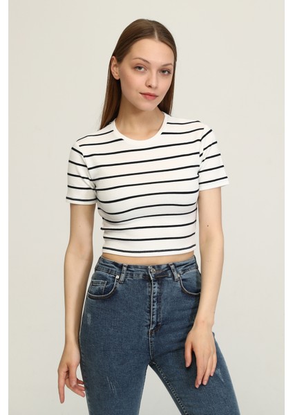 Kadın Ekru Bisiklet Yaka Basic Crop T-Shirt fiyatları