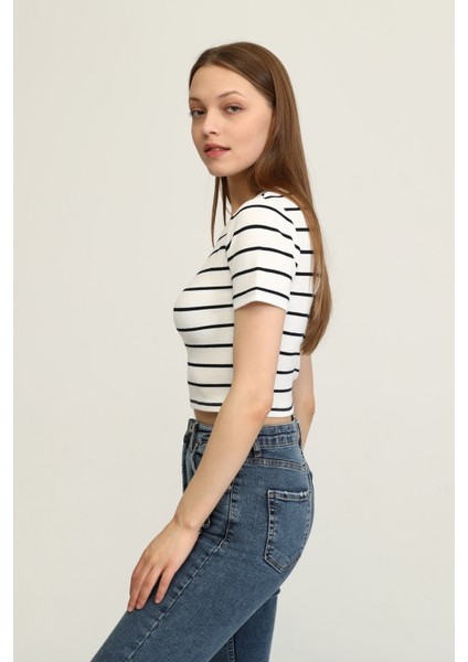 Kadın Ekru Bisiklet Yaka Basic Crop T-Shirt modelleri