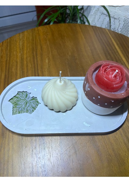 Desenli sunum tepsisinde mum çeşitleri