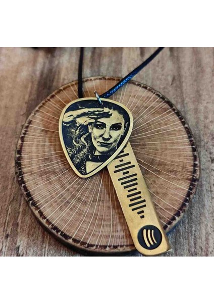 Özlem Tekin Pena ve Spotify Kolye Set.