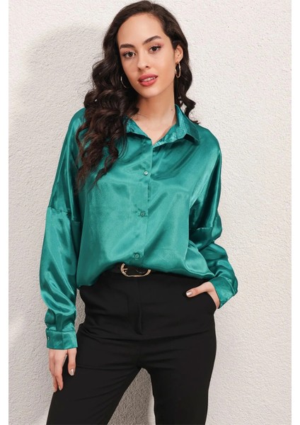 Kadın Yeşil Oversize Dökümlü Saten Yüzeyli Gömlek HZL23S-BD139851
