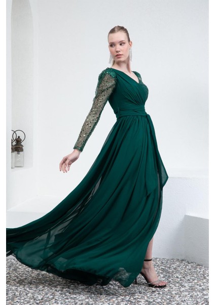 Yeşil Kolu Pullu Yırtmaçlı Abiye Elbise indirimleri