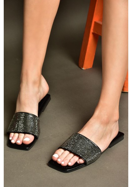 P820038614 Siyah Kalın Bantlı Sim Detaylı Kadın Terlik indirimleri