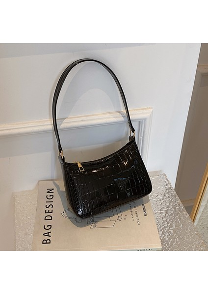 Küçük Kare Omuzdan Askili Çanta (Yurt Dışından) modelleri