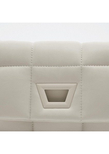 Kadınların Çantası Kış Yeni Beyaz Metal Detayları Kışkırtılmış Mesajlaşma Çantası Moda Tek Omuz Zinciri Küçük Kare Çantası (Yurt Dışından) modelleri