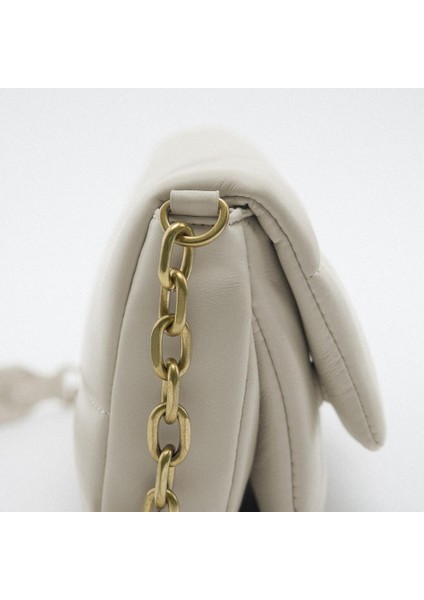 Kadınların Çantası Kış Yeni Beyaz Metal Detayları Kışkırtılmış Mesajlaşma Çantası Moda Tek Omuz Zinciri Küçük Kare Çantası (Yurt Dışından) fırsatları