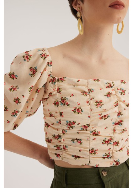 Ekru Omuzları Açık Büzgülü Crop Bluz fiyatları