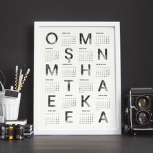Bi'aldım Çerçeveli Duvar Takvimi Harf Büyük Boy Beyaz Renk 30 x 40 cm
