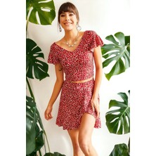 New Laviva Kadın Kırmızı V Yaka, Yarım Kol Çiçek Desenli, Fırfır Detaylı Regular Kesim Mini Kısa Takım