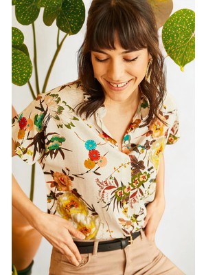 New Laviva Kadın Krem Klasik Yaka Çiçek Desenli Yarım Kol Regular Kesim Standart Boy Gömlek