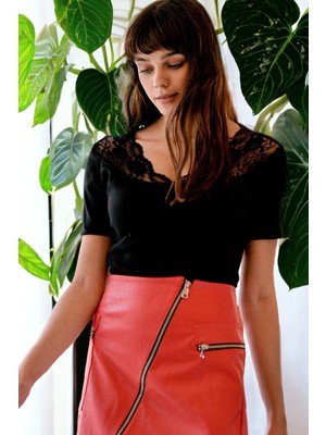 New Laviva Kadın Siyah V Yaka Dantelli Kısa Kol Yumuşak Dokulu Bluz