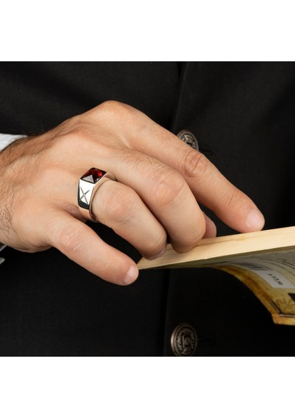 925 Ayar Gümüş Erkek Yüzük Faset Kesim Kırmızı Zirkon Taşlı fiyatları