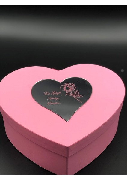 Özel Yazı ve Çiçek ile Hazırlanmış Kalpli Kutuda Flamingo Küre ve Flamingo Peluş Anahtarlık fiyatları