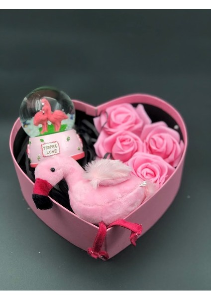 Özel Yazı ve Çiçek ile Hazırlanmış Kalpli Kutuda Flamingo Küre ve Flamingo Peluş Anahtarlık modelleri