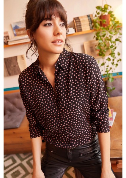 Kadın Siyah Klasik Yaka Puantiye Detaylı Uzun Kol Regular Kesim Standart Boy Gömlek fırsatları