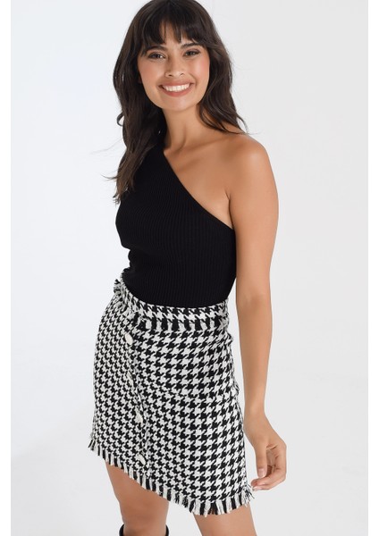 Kadın Siyah Düğme Detaylı Kazayağı Desenli Mini Kısa Triko Body modelleri