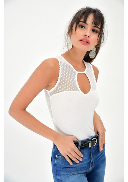 Kadın Beyaz Günlük Stil Dantel Detaylı Sıfır Kol Body Fit Bluz fiyatları