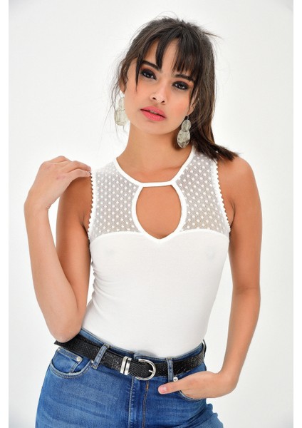 Kadın Beyaz Günlük Stil Dantel Detaylı Sıfır Kol Body Fit Bluz indirimleri