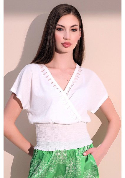 Kadın Beyaz Kısa Kol Yeni Moda Gipeli Kruvaze Lazer Kesim Detaylı Yaka Kısa Crop Bluz