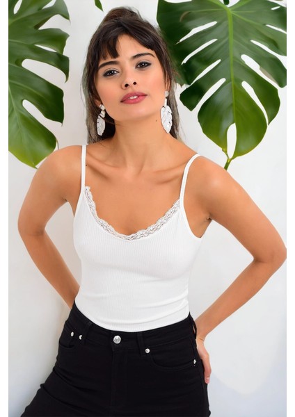 Kadın Ekru V Yaka Askılı Dantel Detaylı Regular Kesim Standart Boy T-Shirt