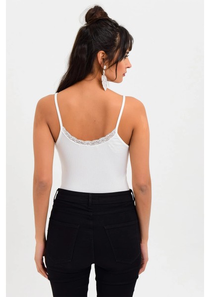 Kadın Ekru V Yaka Askılı Dantel Detaylı Regular Kesim Standart Boy T-Shirt