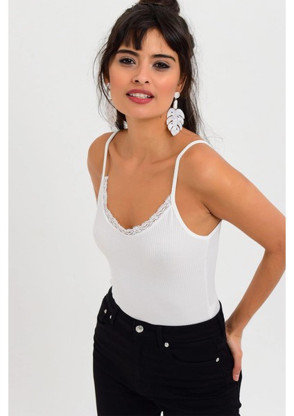 Kadın Ekru V Yaka Askılı Dantel Detaylı Regular Kesim Standart Boy T-Shirt