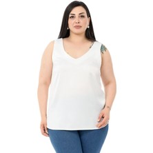 Disentis Modest Büyük Beden V Yaka Yanı Yırtmaçlı Kolsuz Saten Beyaz Bluz