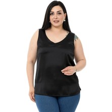 Disentis Modest Büyük Beden V Yaka Yanı Yırtmaçlı Kolsuz Saten Siyah Bluz