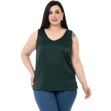 Disentis Modest Büyük Beden V Yaka Yanı Yırtmaçlı Kolsuz Saten Zümrüt Yeşil Bluz